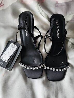 BRAND NEW w TAGSVero Moda Black Satin Heeled Sandals with Rhinestone Front Strap